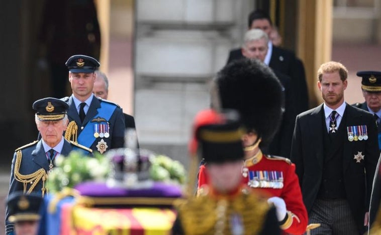 La Reina Isabel II vuelve a unir a los hermanos: los príncipes Guillermo y Enrique caminan juntos tras su ataúd