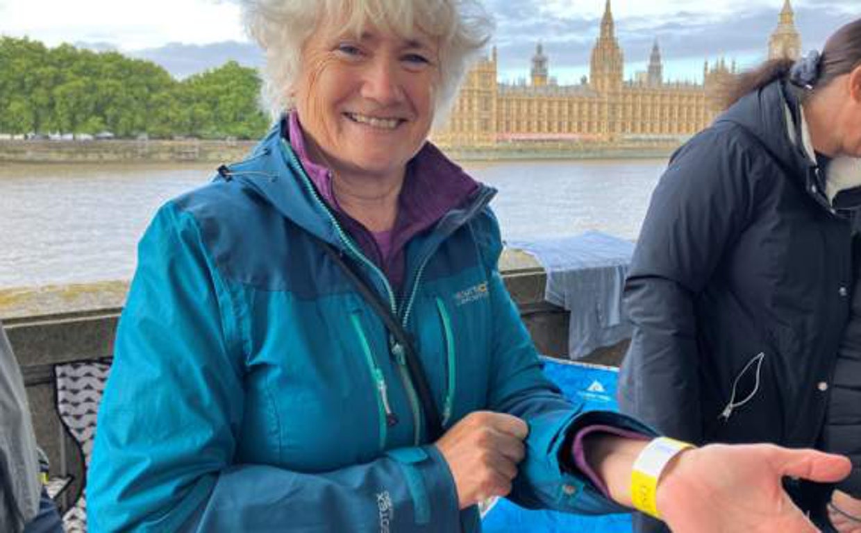 Una mujer exhibe su brazalete amarillo