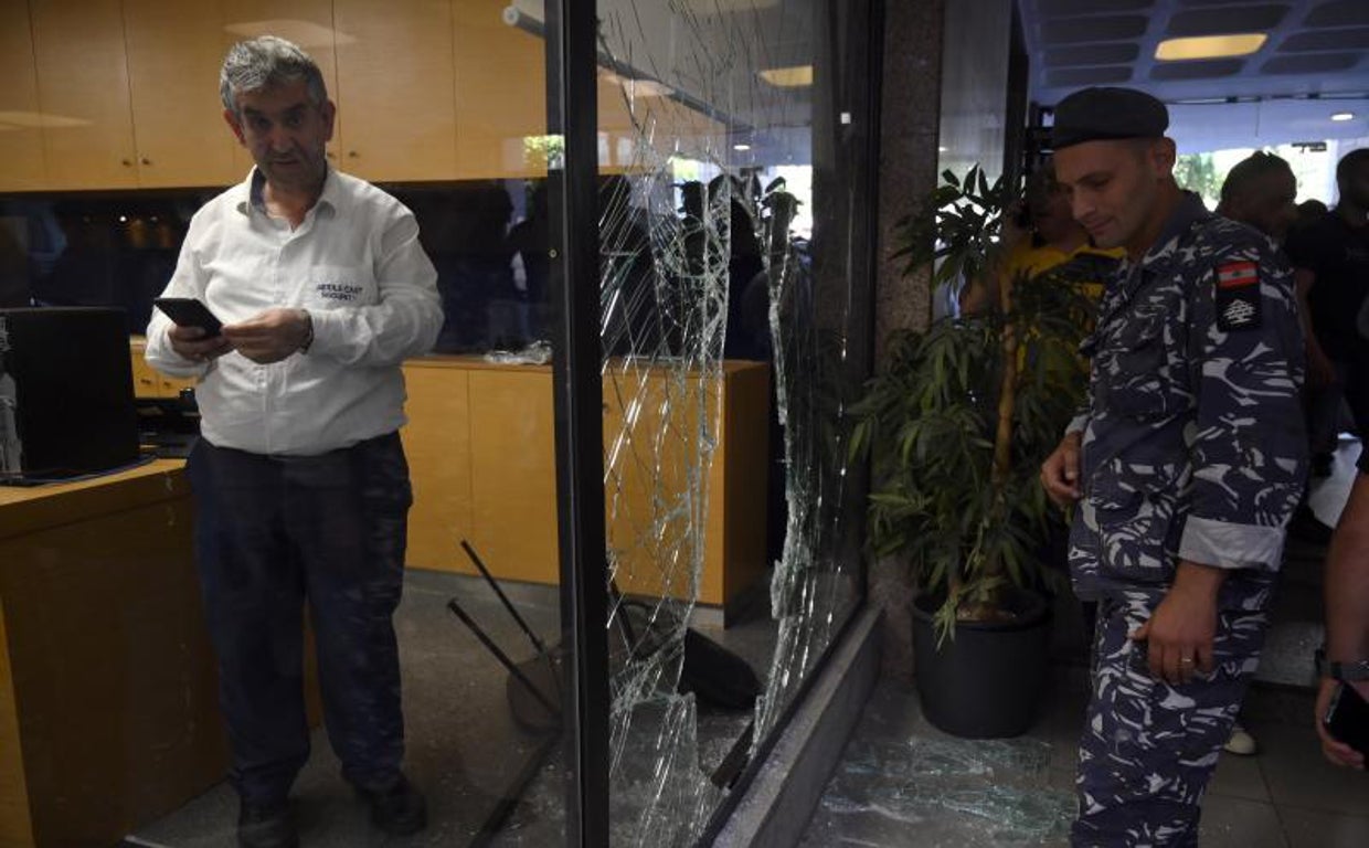 Imagen de un banco atracado en en Beirut este 14 de septiembre de 2022