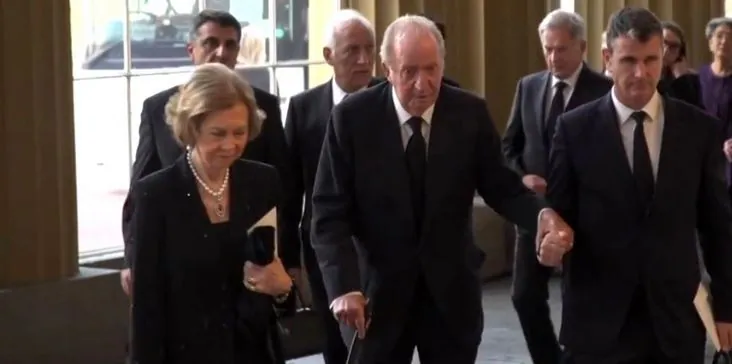 Don Juan Carlos y Doña Sofía entran el el palacio 