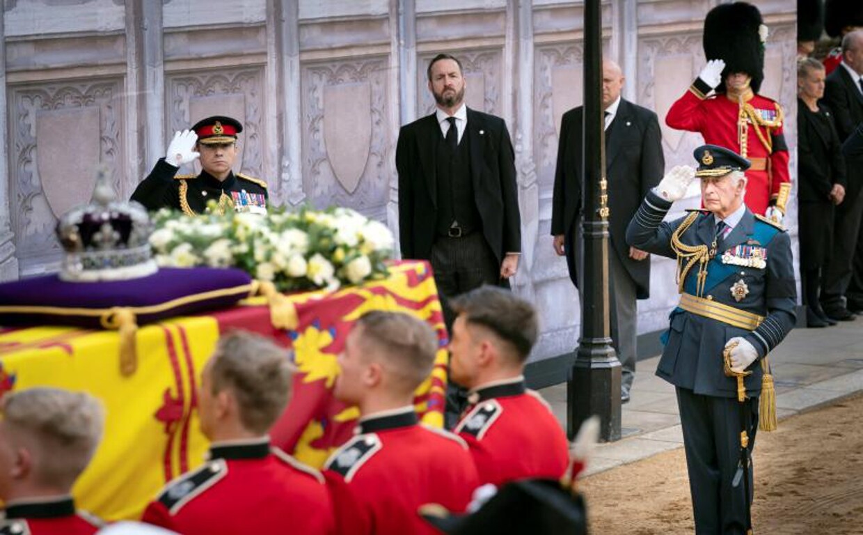 El Rey Carlos III frente al féretro de su madre en Westminster