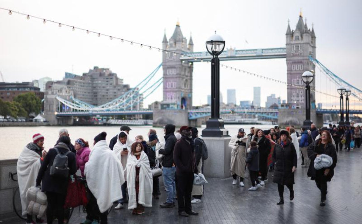 Las mantas y los abrigos, los otros protagonistas de las filas debido al frío