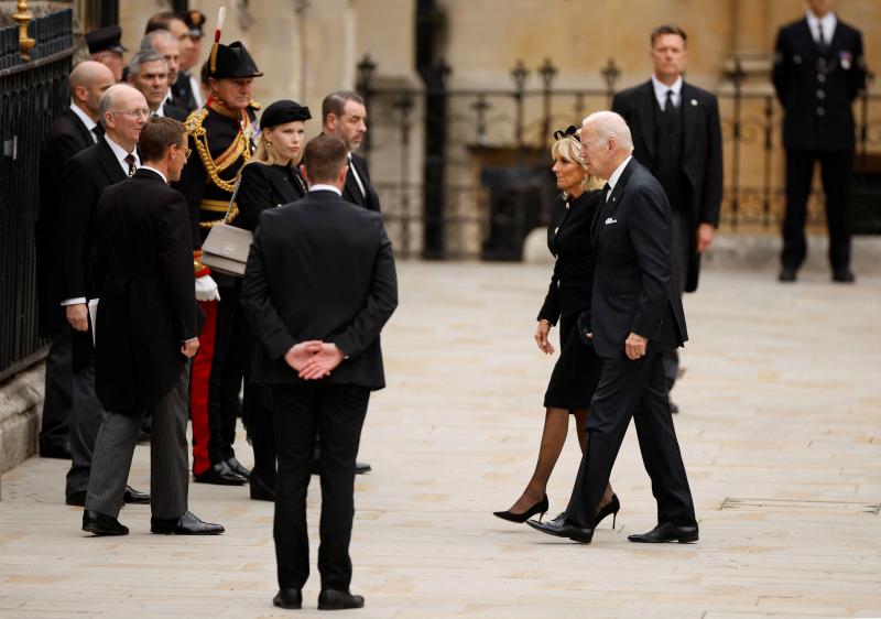 El presidente estadounidense Joe Biden y la primera dama Jill Biden llegan a la Abadía de Westminster