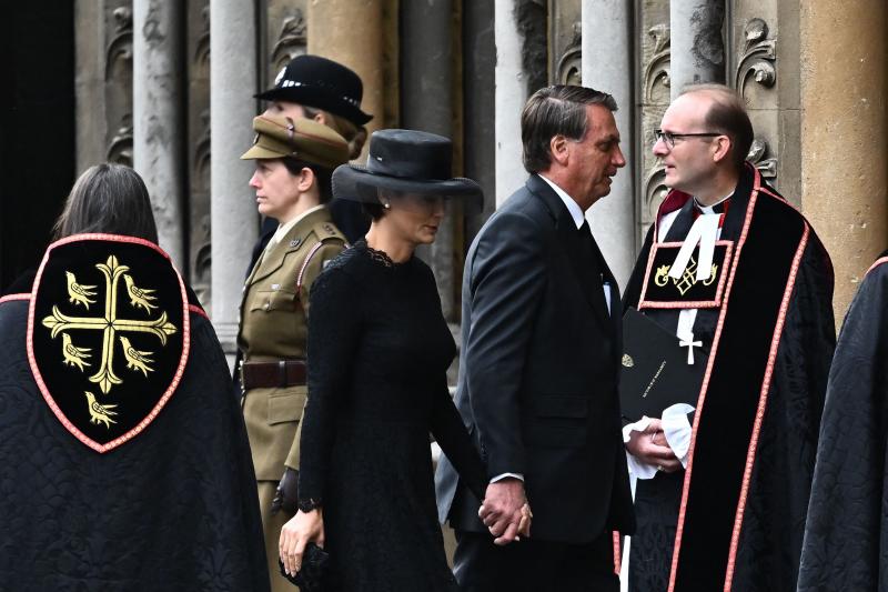 El presidente de Brasil, Jair Bolsonaro, y su esposa Michelle Bolsonaro llegan a la Abadía de Westminster en Londres.