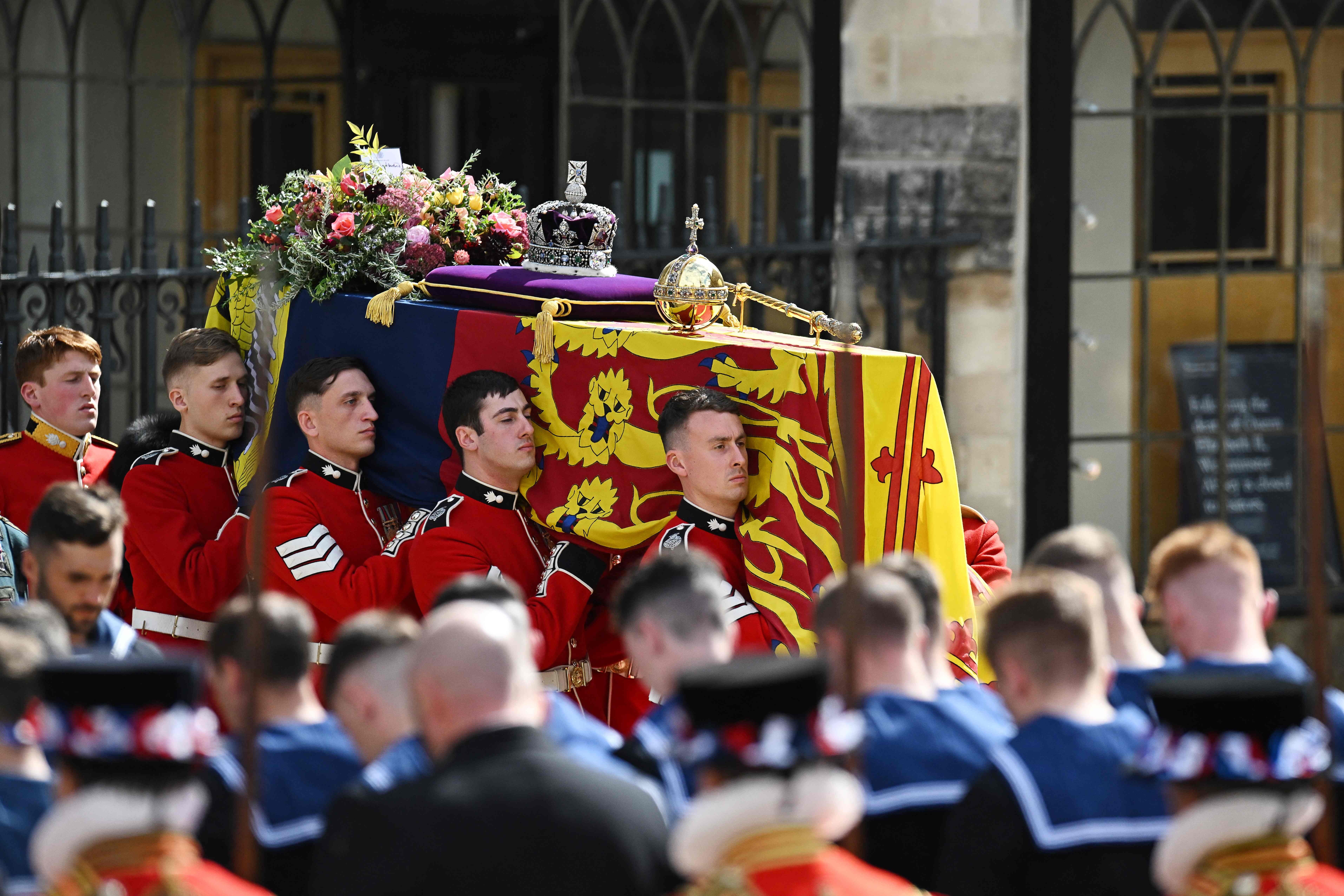Un grupo de militares saca a hombros el féretro de Isabel II 