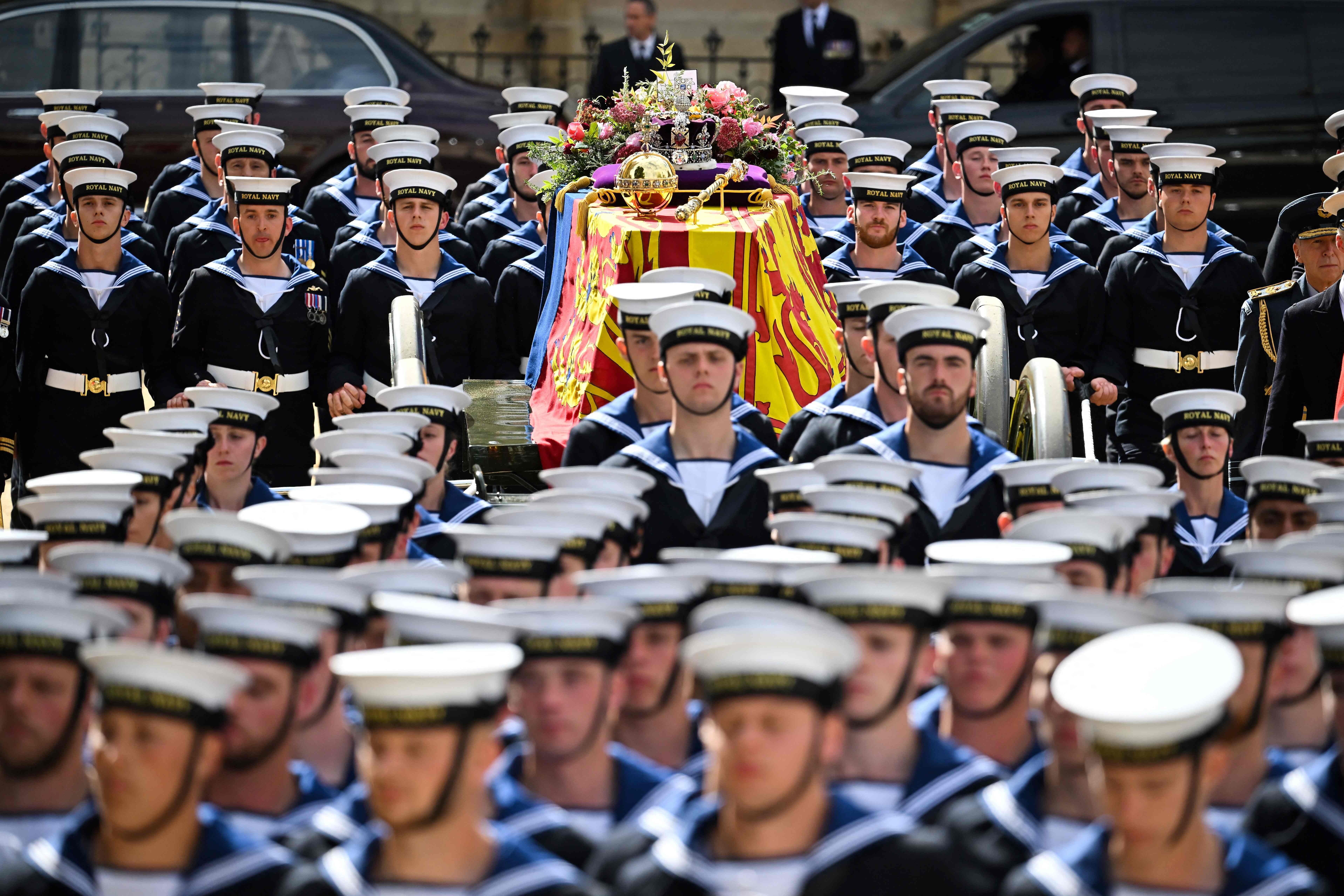 Los marineros trasladan el féretro de la Reina Isabel II en el State Gun Carriage, el carruaje utilizado en funerales de Estado como el de Jorge VI o Lord Mountbatten. 