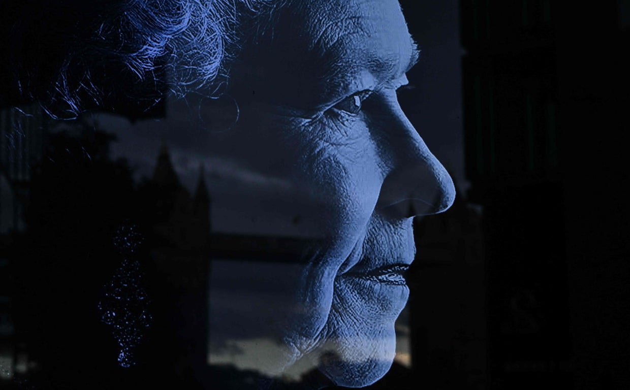 Una imagen de la Reina Isabel II reflejada sobre la Torre de Londres