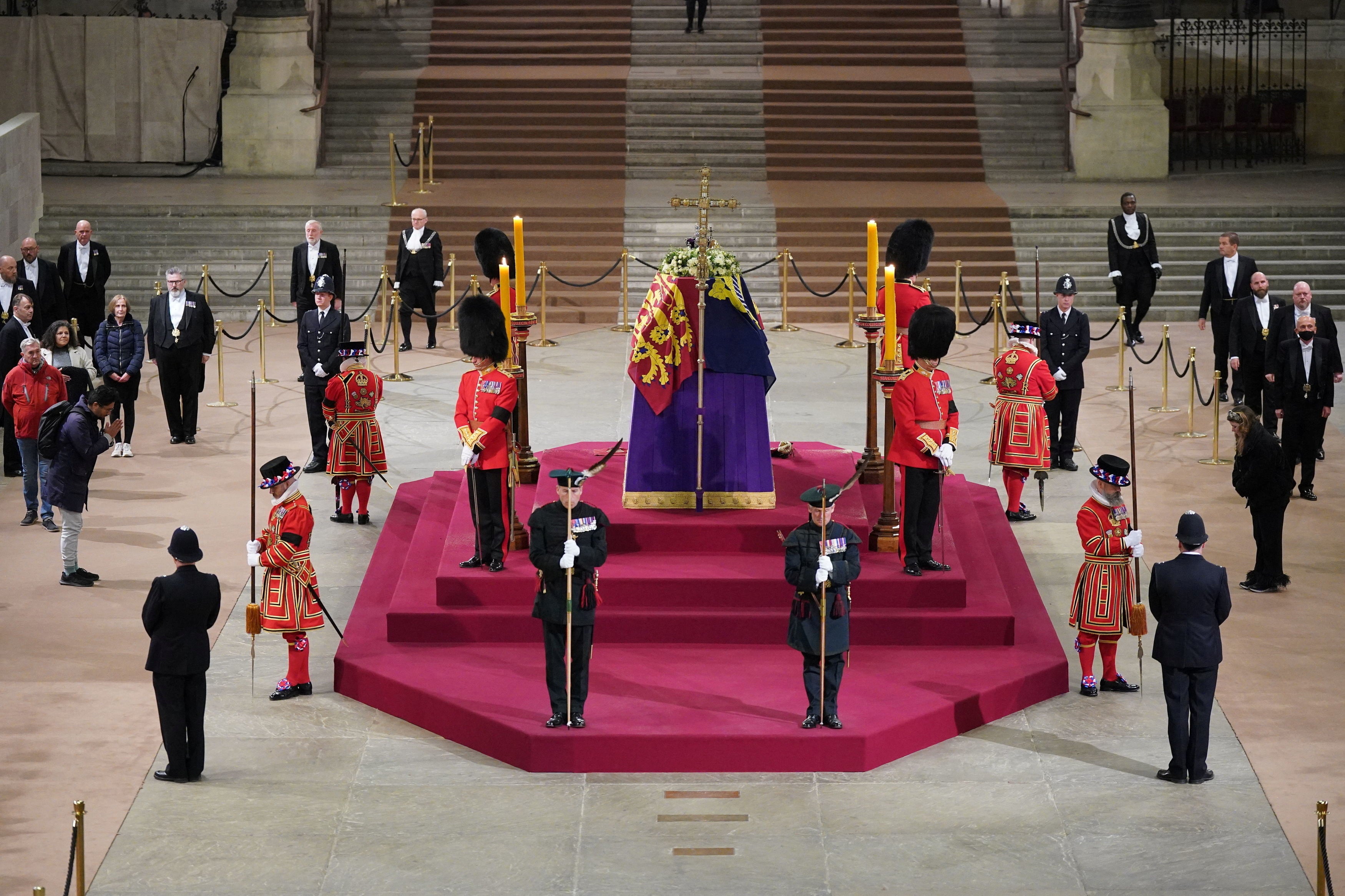 Uno de los últimos grupos de personas que ha entrado a Westminster Hall a rendir homenaje a la Reina Isabel II en su capilla ardiente. El funeral de Estado de la monarca, al que asistirán dignatarios de todo el mundo, se celebrará hoy en la abadía de Westminster.