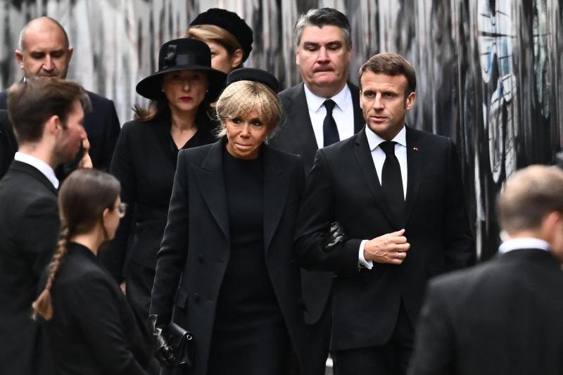 El presidente francés Emmanuel Macron y su esposa Brigitte Macron llegan a la Abadía de Westminster