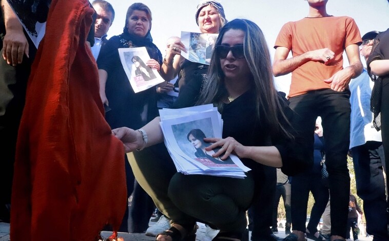 Las protestas contra el hiyab obligatorio se extienden por Irán