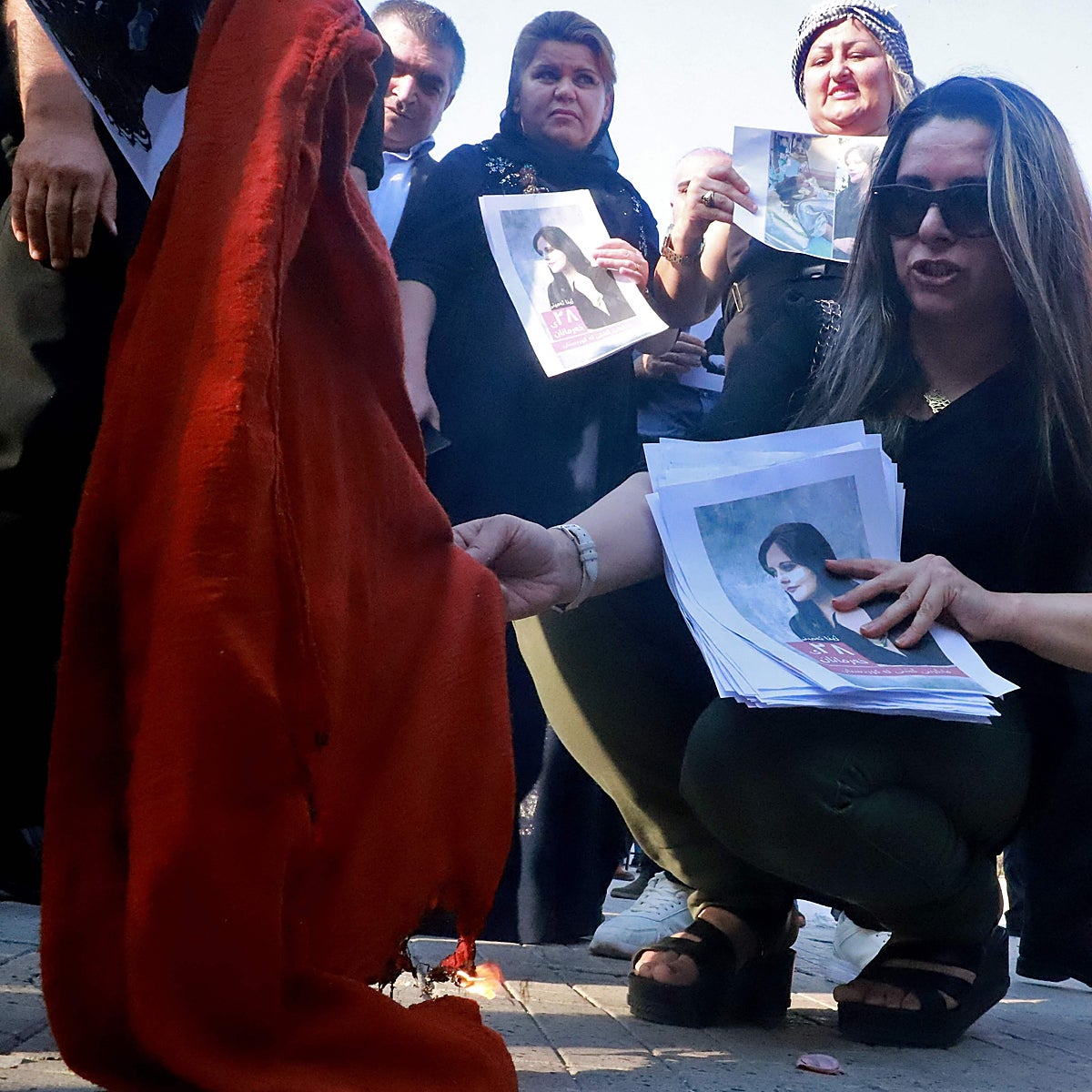 Las protestas contra el hiyab obligatorio se extienden por Irán