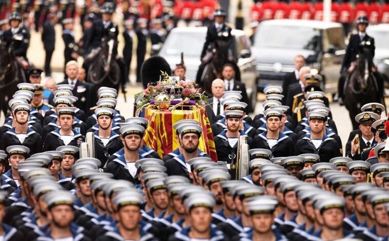 ビデオ: Miembros de la Royal Navy levan el féretro de la monarca fallecida