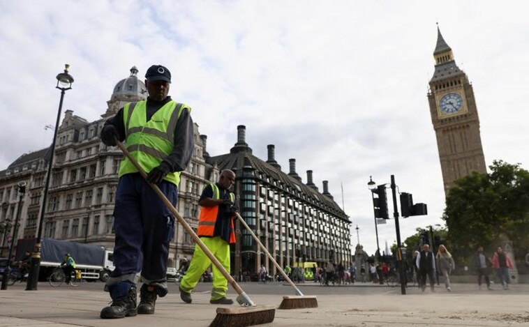 Los limpiadores barren las calles en Parliament Square, tras el funeral de la Reina Isabel II