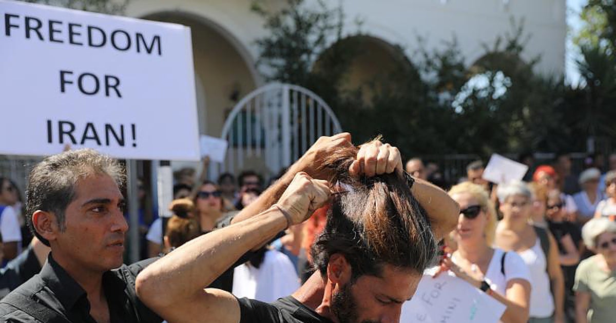 Un manifestante se corta el pelo durante una protesta en Nicosia (Chipre)