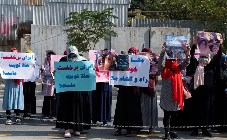 Las protestas contra el uso obligatorio del velo superan las fronteras de Irán