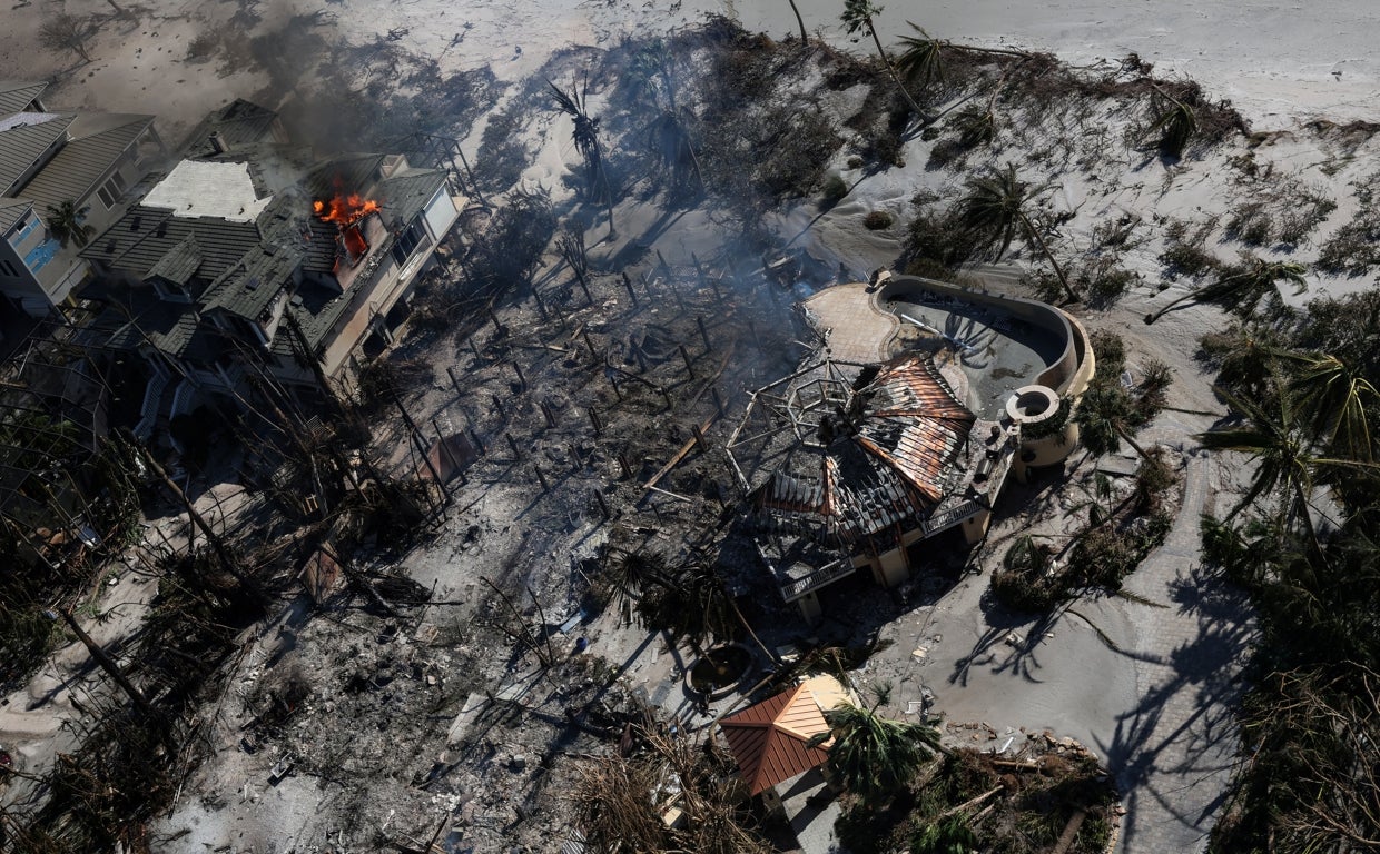 Una casa en llamas tras el paso del huracán Ian en Florida
