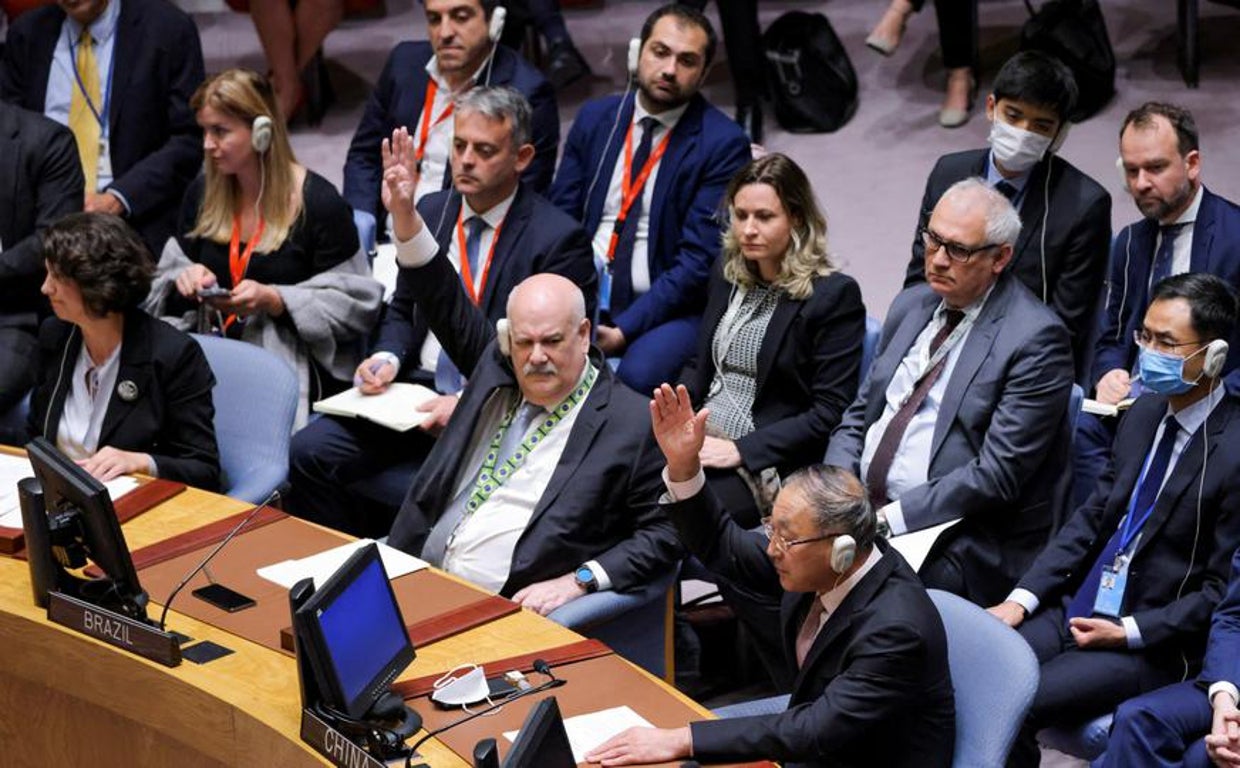 El chino Zhang Jun y el brasileño Ronaldo Costa Filho se abstienen durante la votación de la resolución del CSNU, vetada por Rusia