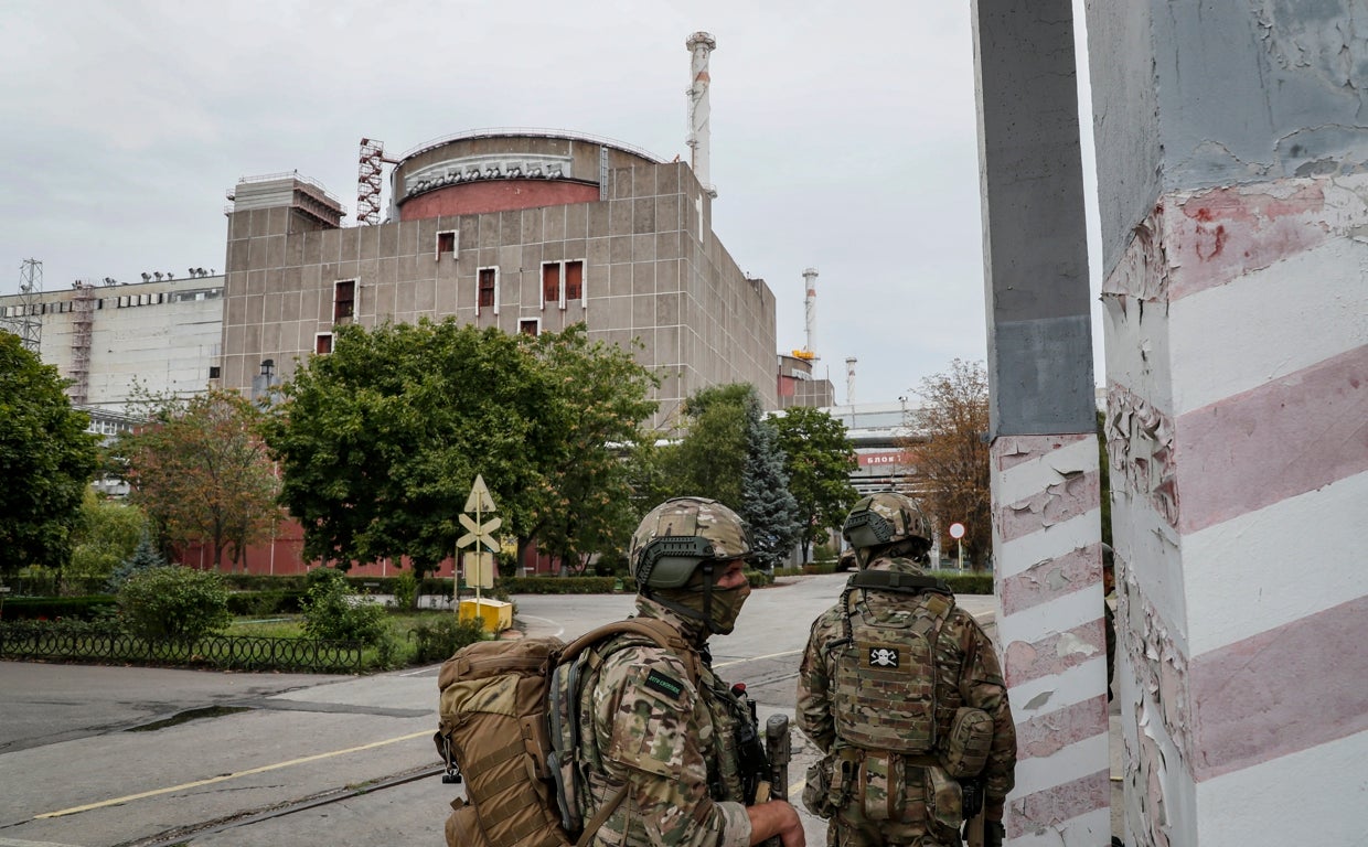Exteriores de la central nuclear de Zaporiyia, Ucrania, patrullada por unidades militares