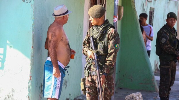 Soldados del Ejército brasileño refuerzan la seguridad en los alrededores de un centro de votación en un colegio, hoy, en las afueras de Fortaleza