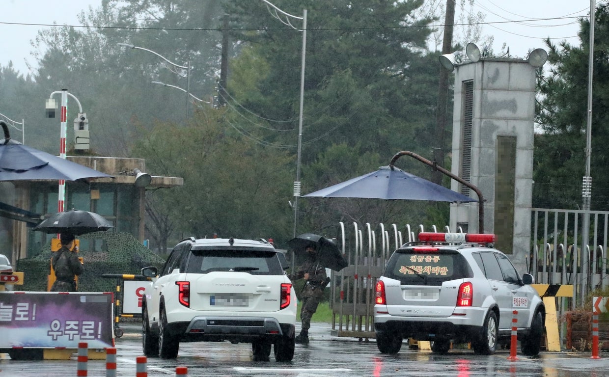 Equipos de limpieza y emergencias en la base militar de Gangneung