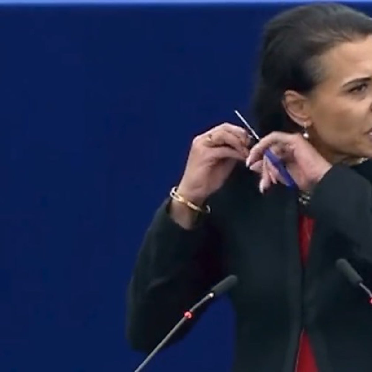 Una diputada se corta el pelo en pleno discurso en la Eurocámara en solidaridad con las mujeres de Irán