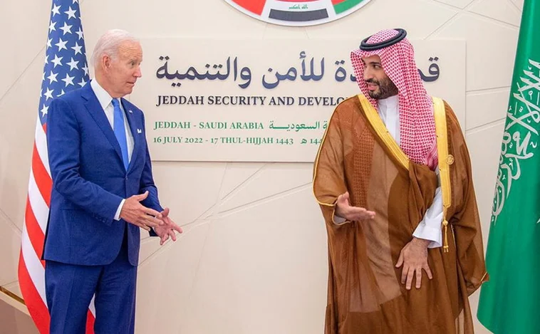 Arabia Saudí humilla a Biden al reducir su producción de petróleo