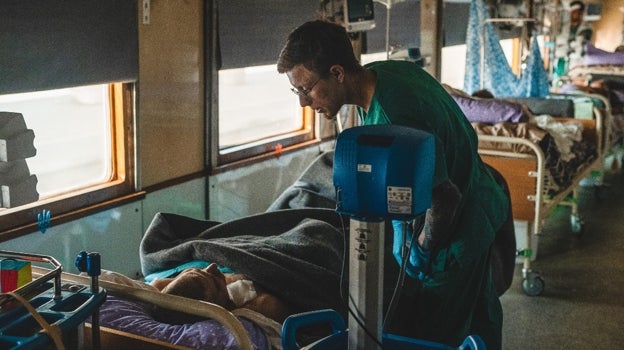 Un paciente UCI encamado, con ventiladores y oxígeno