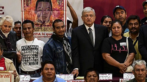 López Obrador, dos días después de asumir la presidencia en 2018, con familiares de los estudiantes desaparecidos el día que se reabrió la investigación del caso Ayotzinapa