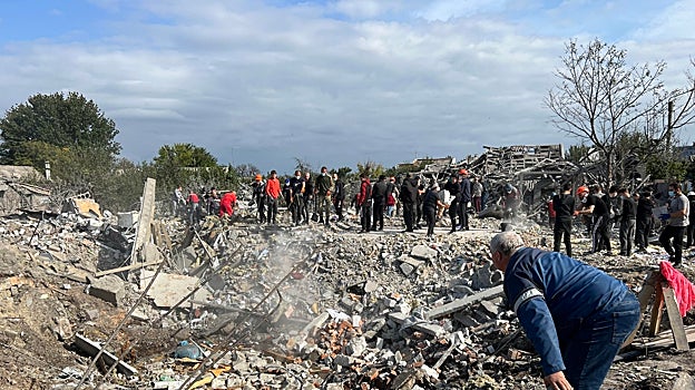 Un hombre busca entre los escombros restos de vida