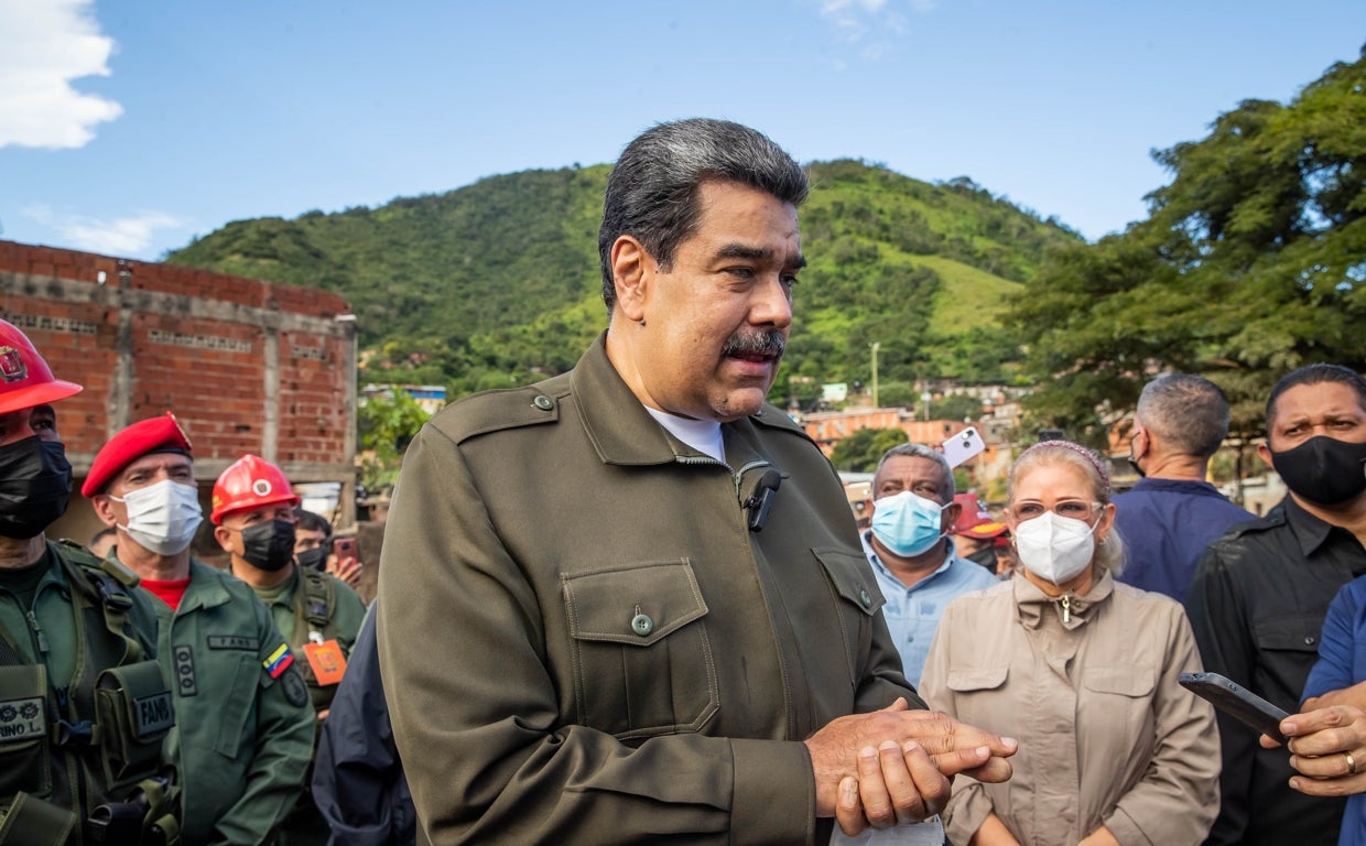 Nicolás Maduro visitando las zonas afectadas por las lluvias