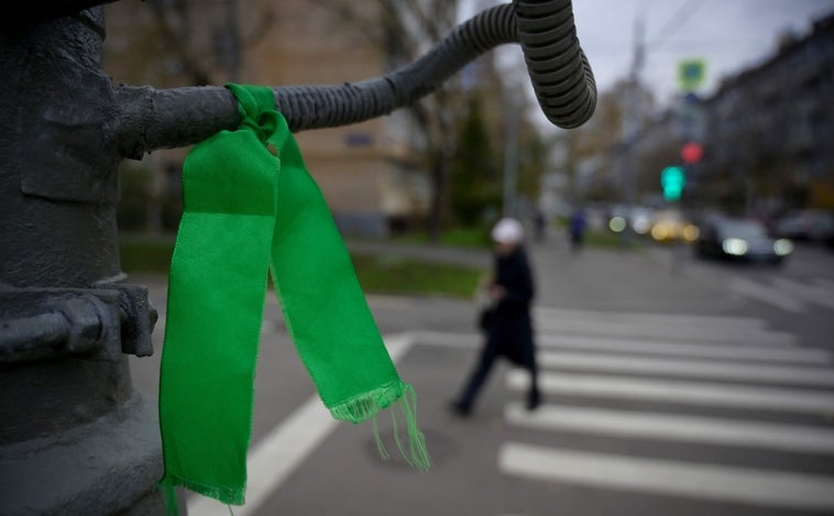 Lazos verdes en Rusia, el símbolo de protesta contra la guerra en Ucrania