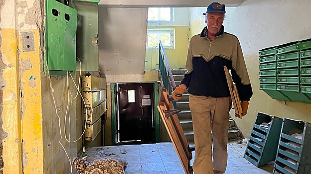 Leonid, cargando madera