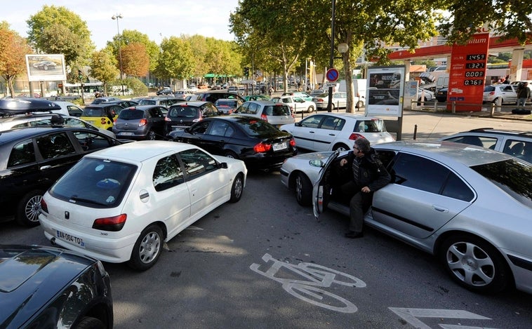 Peleas y escupitajos en las gasolineras de Francia durante las huelgas