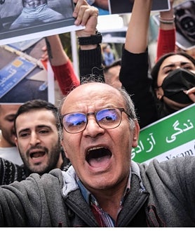 Imagen secundaria 2 - Irán se convierte en un polvorín de protestas sangrientas