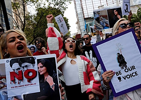 Imagen secundaria 1 - Irán se convierte en un polvorín de protestas sangrientas