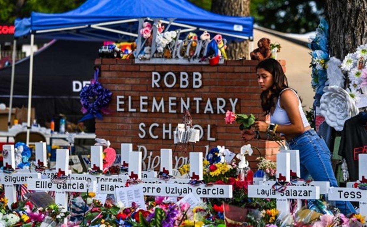 Memorial en la escuela elemantaria Robb, en Uvalde (Texas)