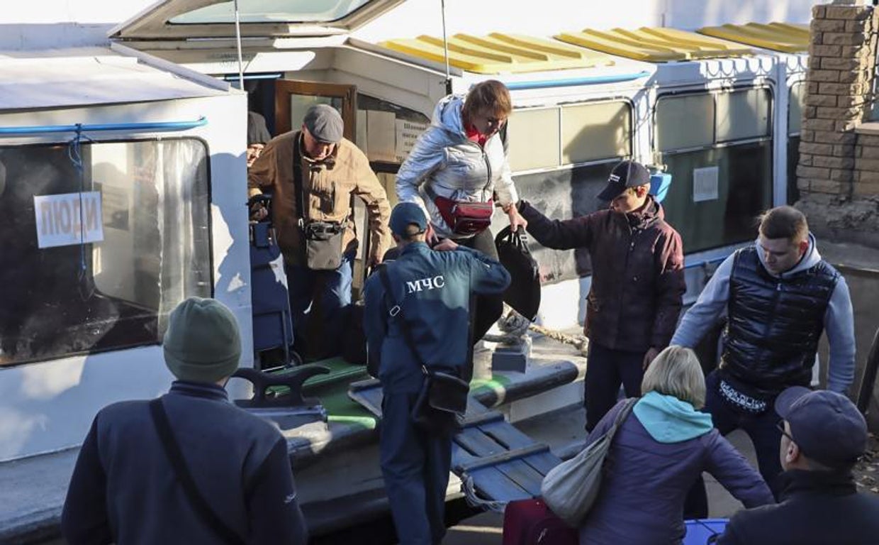 Desembarco de un barco fluvial durante las evacuaciones en Jersón