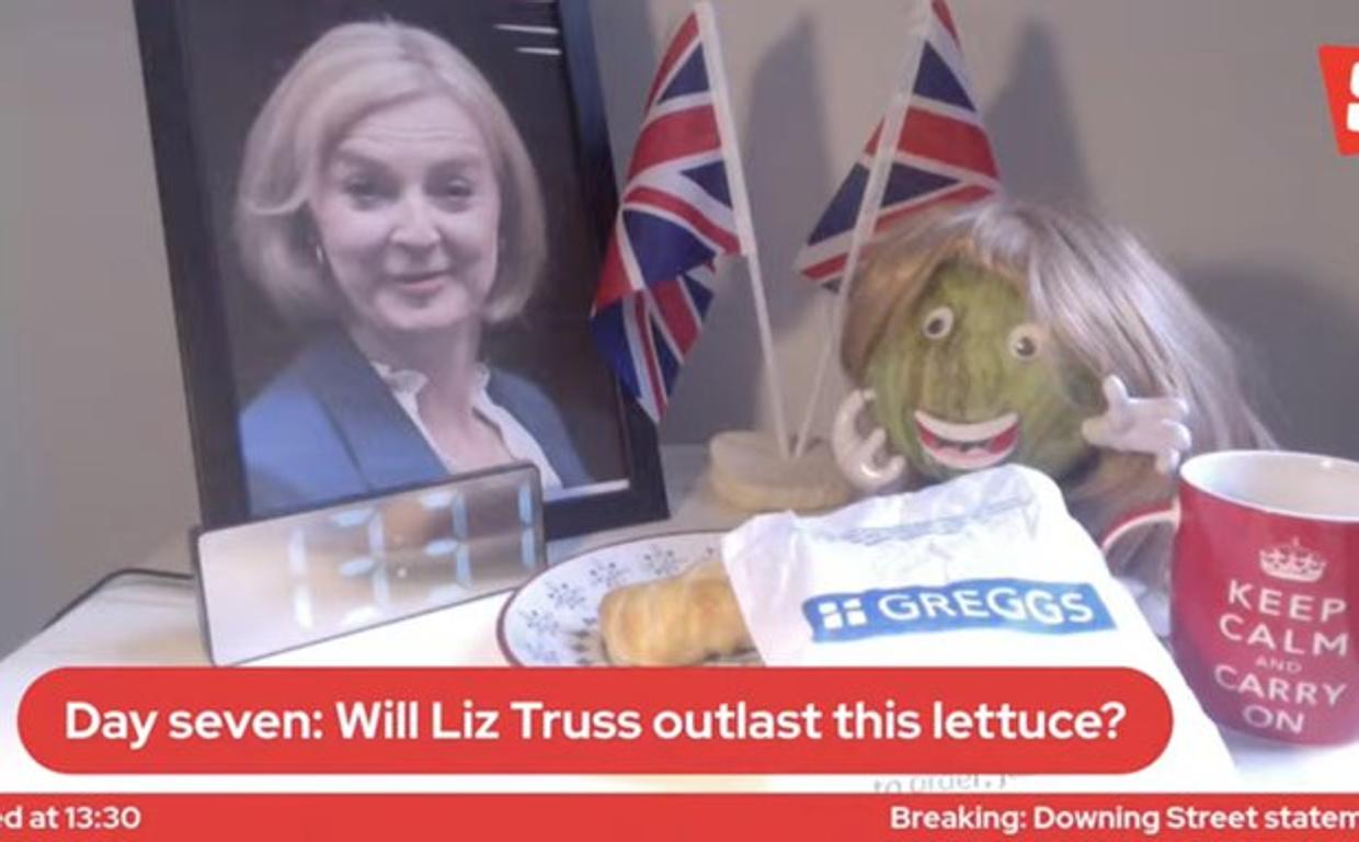 Captura de pantalla del vídeo de YouTube con la lechuga y Liz Truss