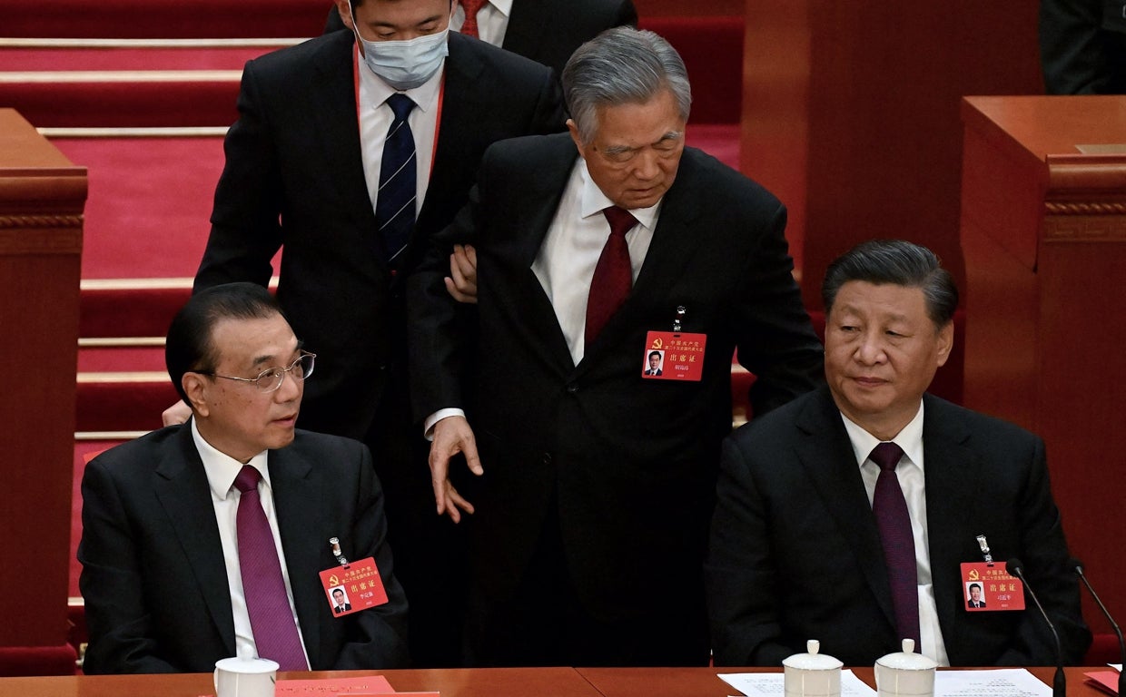Hu Jintao se dirige a Xi Jinping antes de que le obliguen a salir del XX Congreso del Partico Comunista Chino este sábado