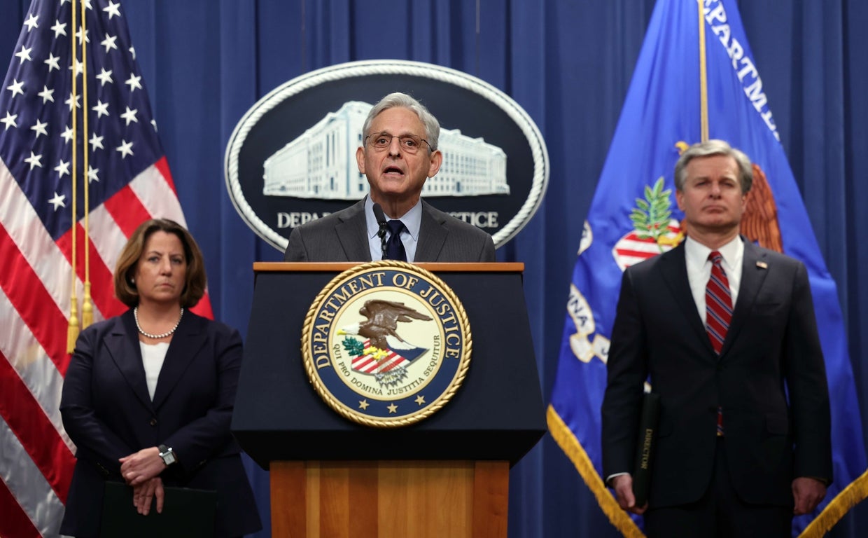 El fiscal general de EE.UU. Merrick Garland (en el centro), el director del F.B.I. Christopher Wray (derecha) y la vicefiscal general Lisa Monaco celebran una rueda de prensa este lunes