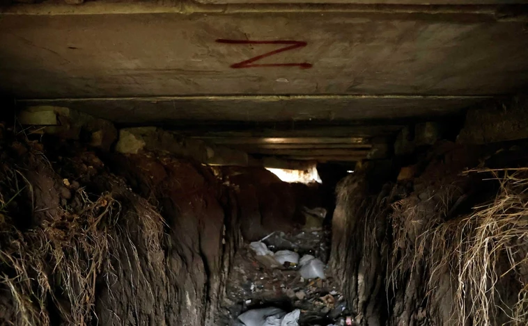 Las entrañas de una trinchera abandonada en Ucrania: basura, alcohol y tabaco