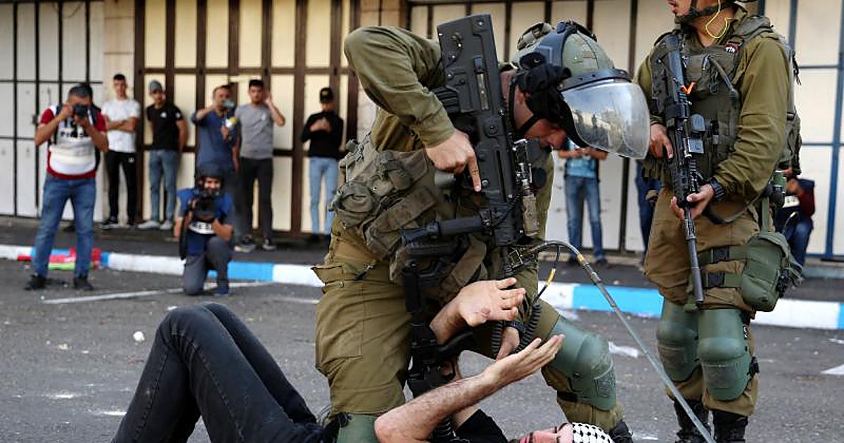 Un palestino arrestado por soldados israelíes en enfremamiento en Hebrón la semana pasada