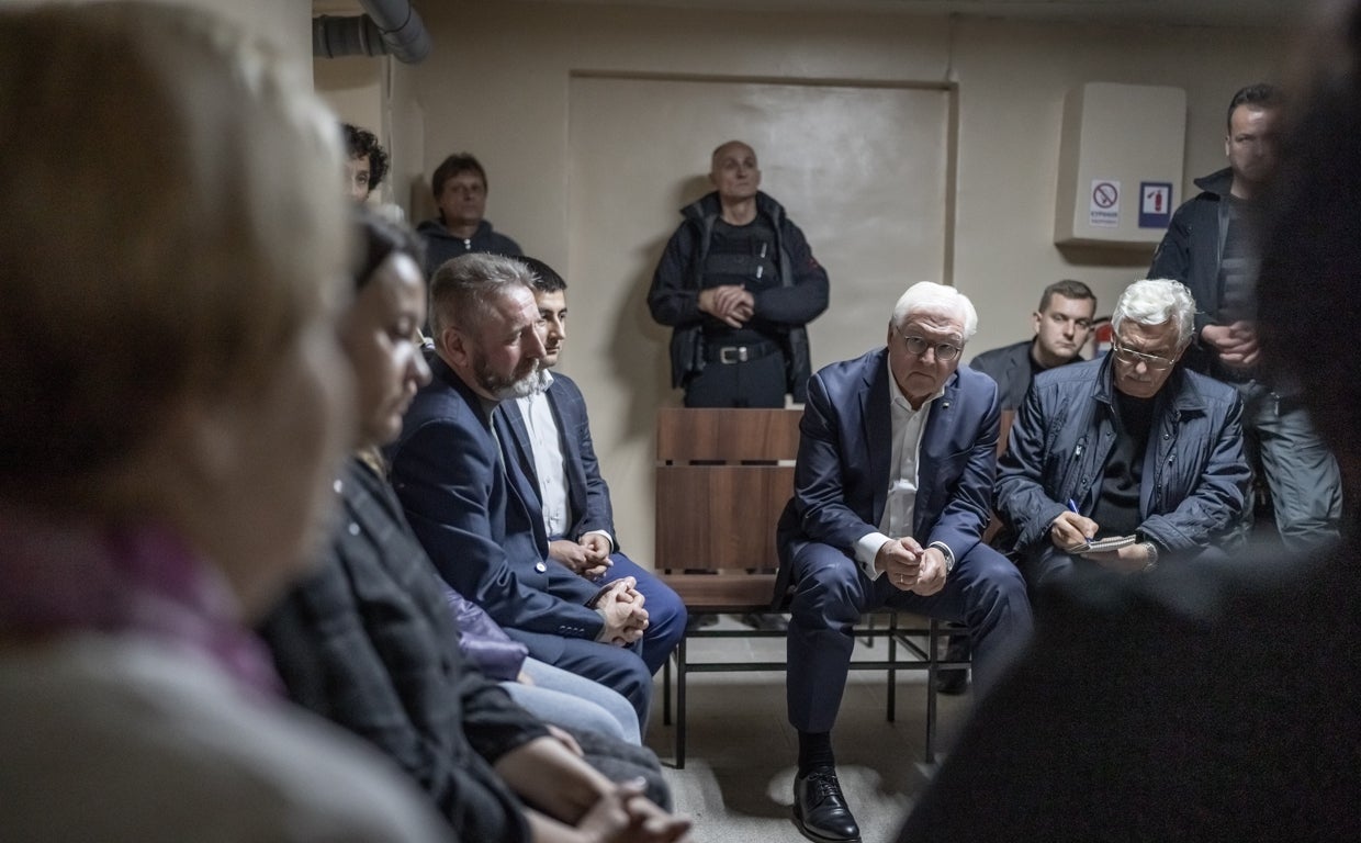 El presidente de Alemania, Frank-Walter Steinmeier, espera en un refugio antiaéreo después de una alerta de ataque en Kiev