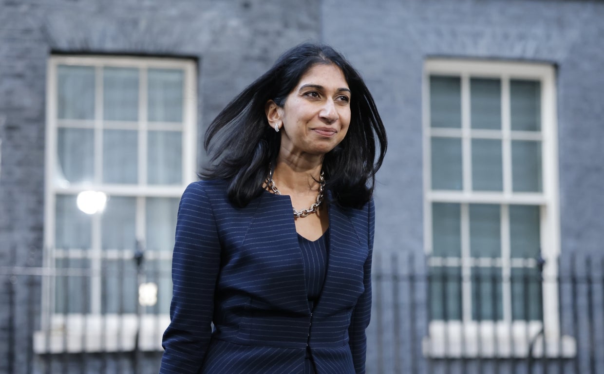 Suella Braverman, que recupera el cargo de ministra del Interior, saliendo del número 10 de Downing Street este martes