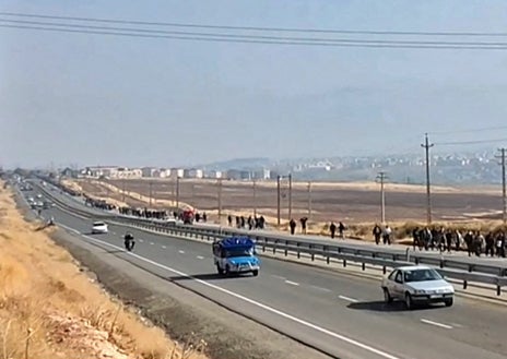 Imagen secundaria 1 - Peregrinación masiva a la tumba de Mahsa Amini, la joven kurda muerta por llevar mal puesto el velo