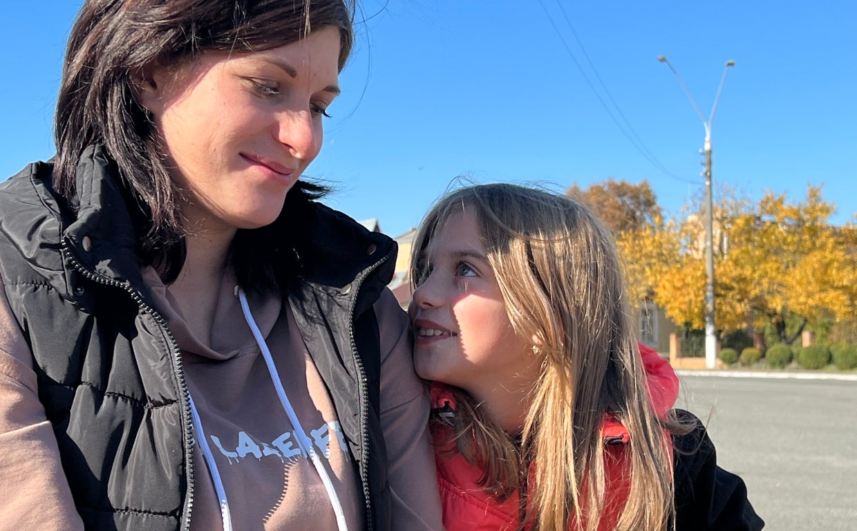 Olena y su hija Datsa, en Ivankiv, localidad del norte del país vecina de la central de Chernóbil