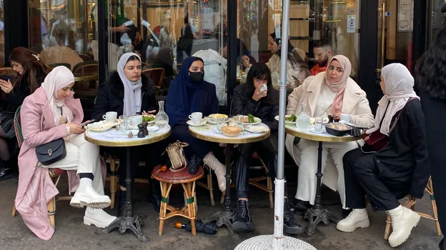 Un grupo de mujeres musulmanas en el parisino 'Café de Flore'