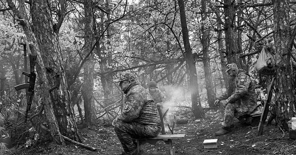 Soldados ucranianos preparan el almuerzo en el frente sur de Jersón