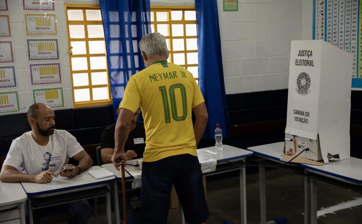Ciudadanos votan en la segunda ronda de las elecciones presidenciales hoy, en Brasilia