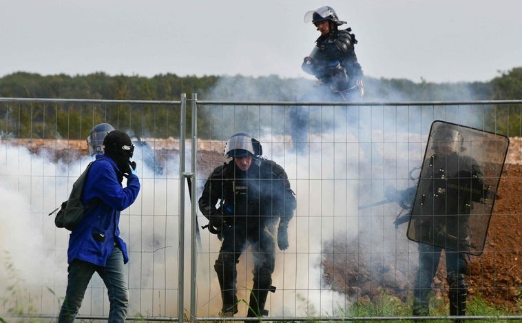 La violencia en las manifestaciones ecologistas en Francia deja más de un centenar de heridos